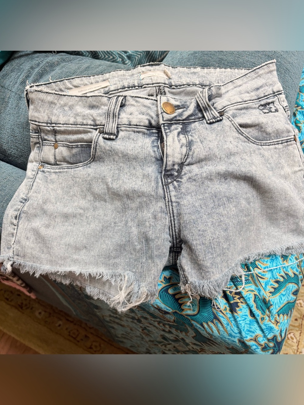 Silence + Noise Light Wash
Denim Cutoff Shorts Size 29